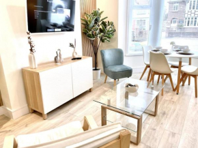 Luxury Porthcawl Large Spacious 2 bedroom Apt, Parking, Garden access, Prime Location